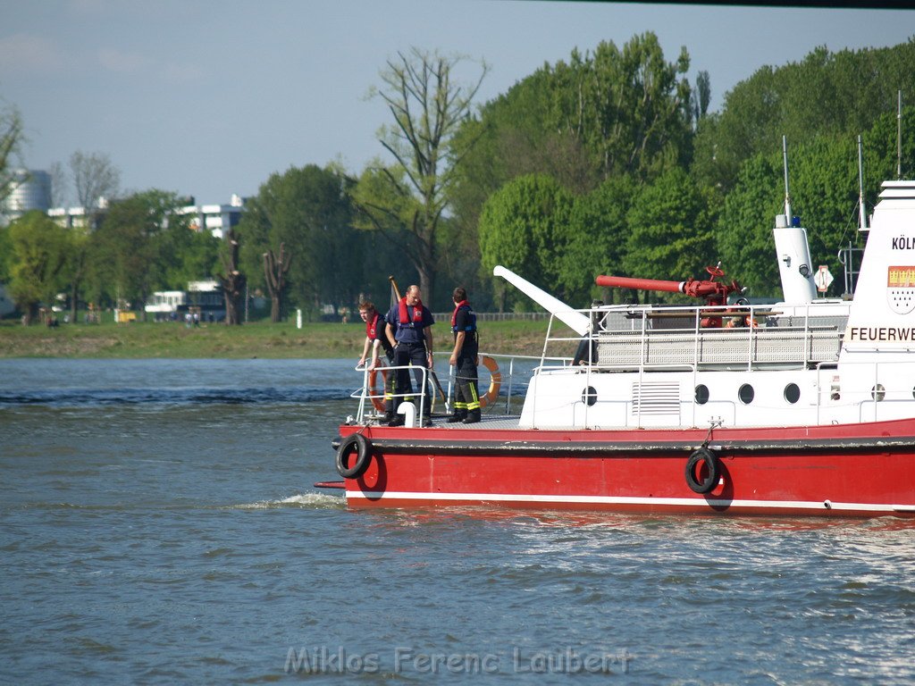 Motor Segelboot mit Motorschaden trieb gegen Alte Liebe bei Koeln Rodenkirchen P028.JPG